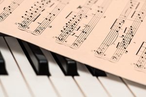 آیا می دانید درآمد یک مدرس موسیقی در آموزشگاه موسیقی چقدر می باشد ؟!! با خواندن این مطلب بیشتر از پیش به فکر کسب درآمد از آموزش موسیقی خواهید افتاد.